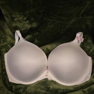 Victoria's Secret Body By VICTORIA pushup Bra with Smooth Molded Cups